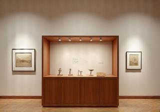 Vitrine de galerie d’art avec exposition bois