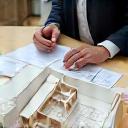 Plan architectural en bois et architecte au travail