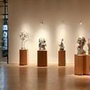 Exposition d'art avec présentoirs bois sur-mesure